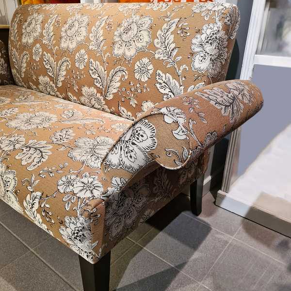 wohnzimmersofa tischsofa sofa couch esstischsofa kuechensofa esszimmer braun blumen floral sensa einrichtungen muenster