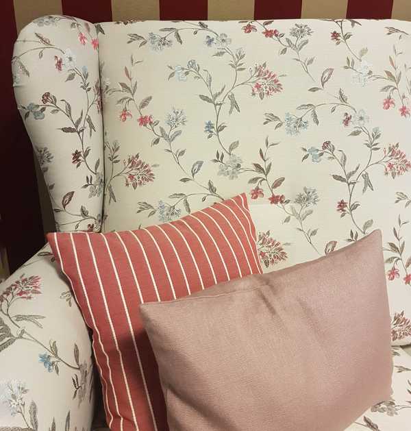 couch sofa esstischsofa esszimmer weiss blumen floral muster sensa einrichtungen muenster