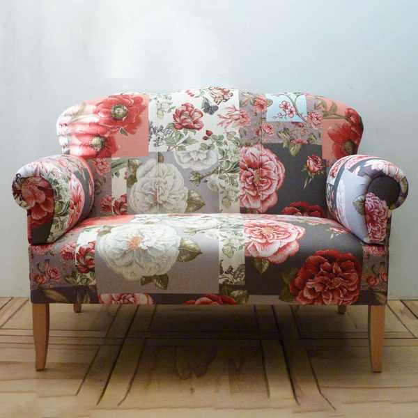 wohnzimmersofa tischsofa kuechensofa sofa couch esstischsofa esszimmer borkum blumen floral bunt sensa einchtungen muenster